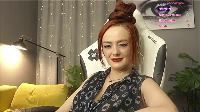 Snapshot of Megany chatting on 11.11.25 Megany online show from 11.11.25