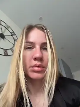 Snapshot of AnnaMist_ chatting on 05.25.26 AnnaMist online show from 05.25.26