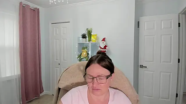 Snapshot of Vika73 chatting on 12.10.24 Vika73 online show from 12.10.24