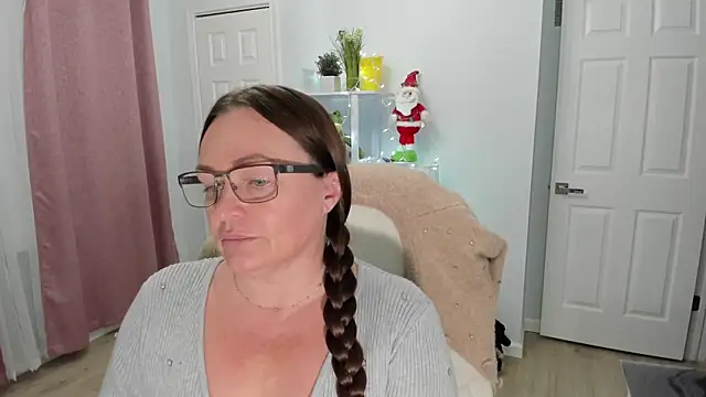 Snapshot of Vika73 chatting on 12.13.24 Vika73 online show from 12.13.24