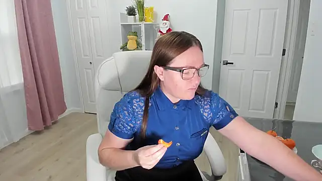 Snapshot of Vika73 chatting on 12.16.24 Vika73 online show from 12.16.24