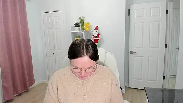 Snapshot of Vika73 chatting on 12.17.24 Vika73 online show from 12.17.24