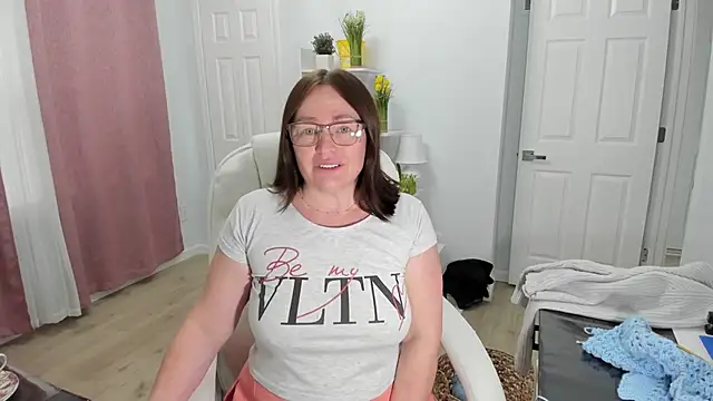 Snapshot of Vika73 chatting on 02.08.25 Vika73 online show from 02.08.25