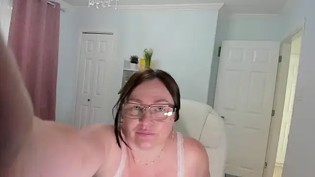 Snapshot of Vika73 chatting on 02.14.25 Vika73 online show from 02.14.25