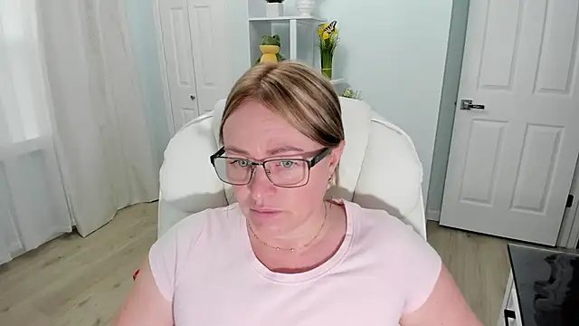 Snapshot of Vika73 chatting on 03.17.25 Vika73 online show from 03.17.25