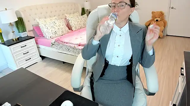 Snapshot of Vika73 chatting on 10.19.25 Vika73 online show from 10.19.25