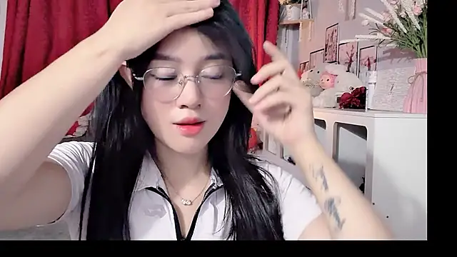 Snapshot of Bee-Cherry chatting on 05.31.26 Bee-Cherry online show from 05.31.26