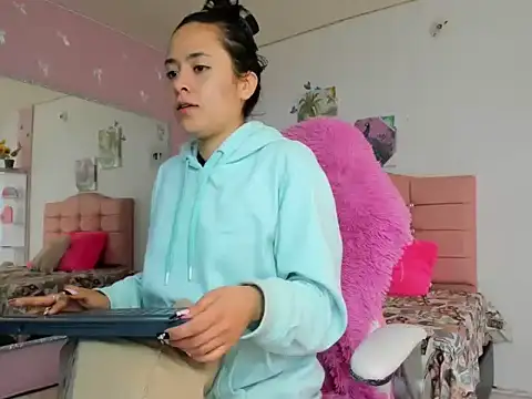 ivyyemerald  online show from 06.03.26