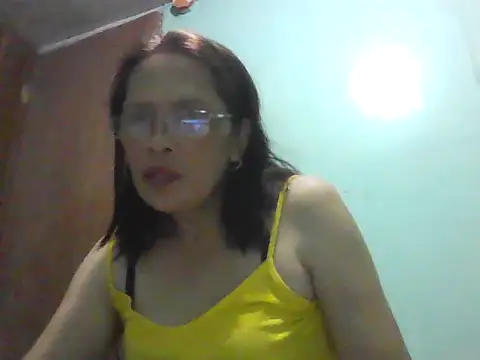 Snapshot of momshe2026 chatting on 05.20.26 momshe2026 online show from 05.20.26