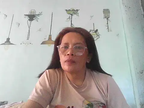 Snapshot of momshe2026 chatting on 05.27.26 momshe2026 online show from 05.27.26
