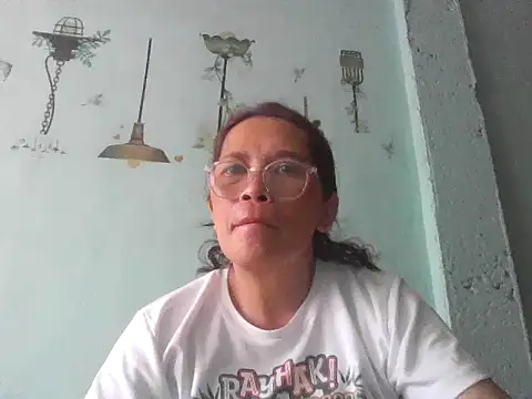 Snapshot of momshe2026 chatting on 05.30.26 momshe2026 online show from 05.30.26
