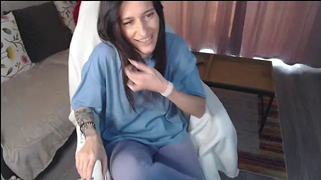 Snapshot of aryanne98 chatting on 05.28.26 aryanne98 online show from 05.28.26