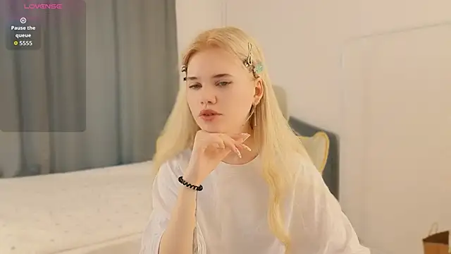mood berry  online show from 07.25.26