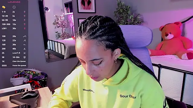 Snapshot of Millie_Volturi chatting on 07.20.26 Millie Volturi online show from 07.20.26