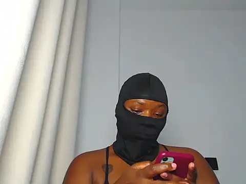 Snapshot of Ebony_heat chatting on 05.27.26 Ebony heat online show from 05.27.26