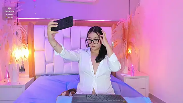 Snapshot of Violet_Bloom chatting on 05.30.26 Violet Bloom online show from 05.30.26