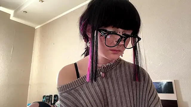 HolyCute online show from 06.04.26