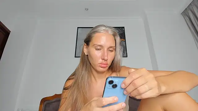 Snapshot of SofiClimbing chatting on 09.26.25 SofiClimbing online show from 09.26.25