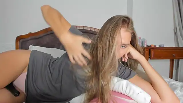 Snapshot of SofiClimbing chatting on 10.13.25 SofiClimbing online show from 10.13.25