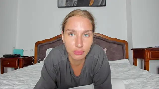 Snapshot of SofiClimbing chatting on 10.24.25 SofiClimbing online show from 10.24.25