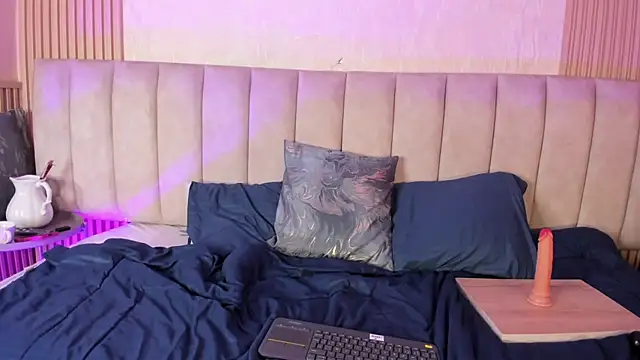 julimonroe  online show from 06.05.26