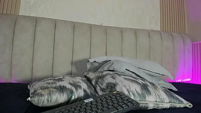 julimonroe  online show from 07.10.26