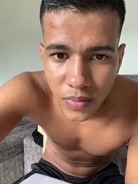 Snapshot of Andresfoxxxx chatting on 06.13.26 Andresfoxxxx online show from 06.13.26