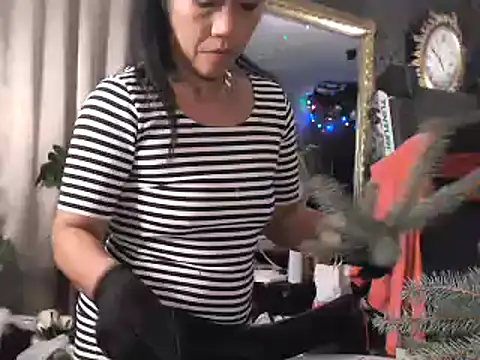 Snapshot of Hornygirltheone chatting on 12.05.24 Hornygirltheone online show from 12.05.24