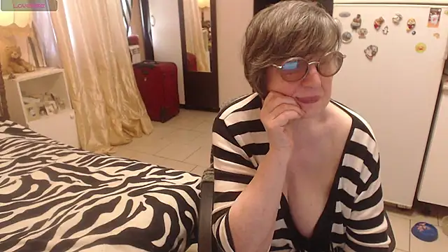 Snapshot of Sharon_Amore chatting on 06.14.26 Sharon Amore online show from 06.14.26