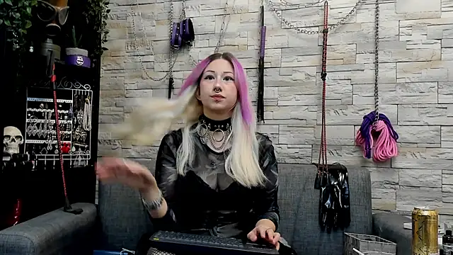 Miss Kaz online show from 07.26.26