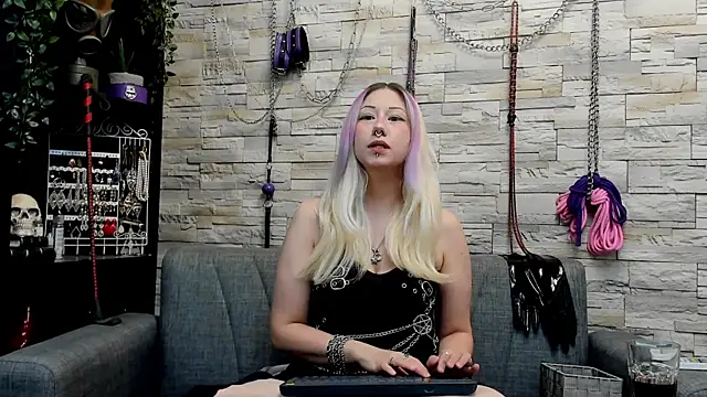 Miss Kaz online show from 08.04.26