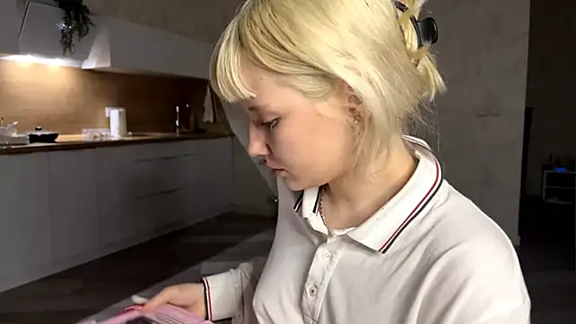 Snapshot of Emillema chatting on 06.16.26 Emillema online show from 06.16.26
