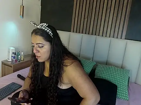 ShelyEvans   online show from 06.26.26