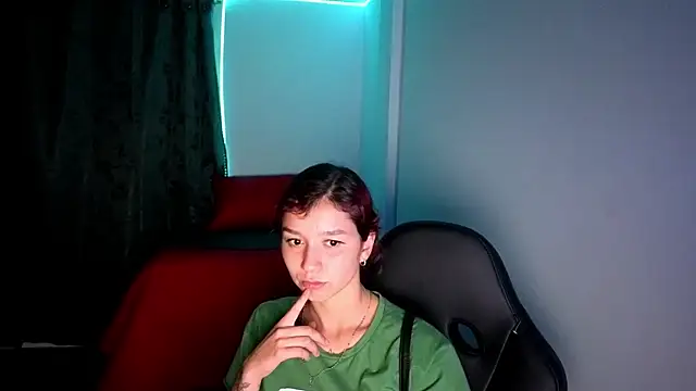 Snapshot of Skinny_queen_20 chatting on 06.19.26 Skinny queen 20 online show from 06.19.26