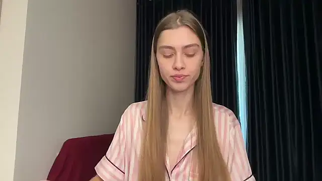 Snapshot of veravis chatting on 06.19.26 veravis online show from 06.19.26