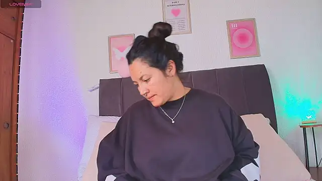 Snapshot of samm_curvy chatting on 07.15.26 samm curvy online show from 07.15.26