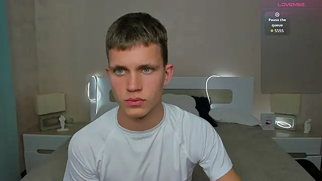 Snapshot of m0neyken chatting on 07.13.26 m0neyken online show from 07.13.26