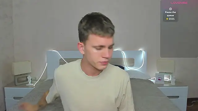 Snapshot of m0neyken chatting on 07.17.26 m0neyken online show from 07.17.26