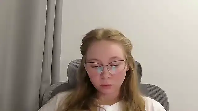 Snapshot of Vinelly chatting on 06.23.26 Vinelly online show from 06.23.26