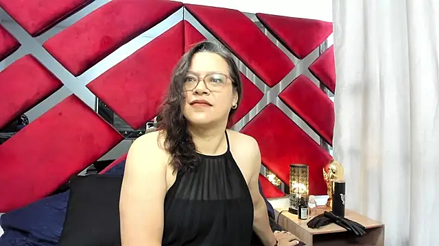 ELLE HADID online show from 07.04.26