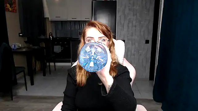 Reginasmilee online show from 11.18.25