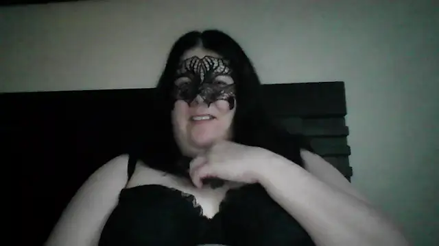 Snapshot of RavenRunee chatting on 07.04.26 RavenRunee online show from 07.04.26