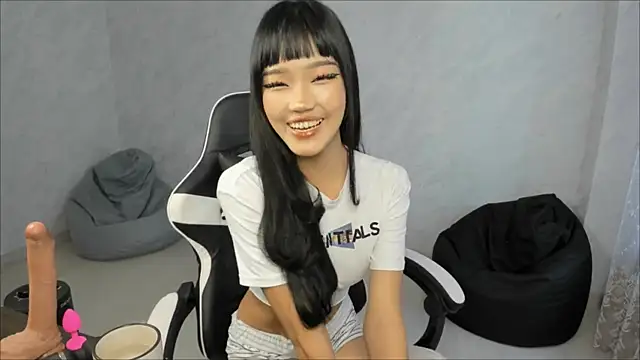 Snapshot of KarliMon chatting on 07.26.26 KarliMon online show from 07.26.26