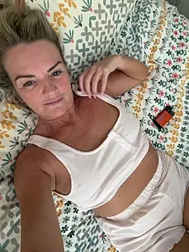Holly-BlondeMILF44 online show from 07.20.26