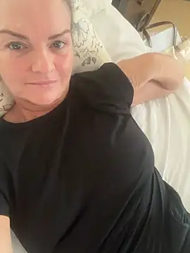 Holly-BlondeMILF44 online show from 07.23.26
