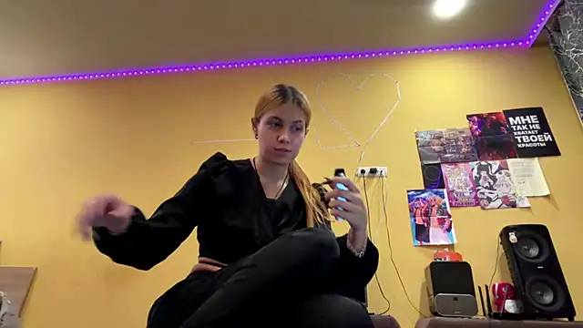 Snapshot of LinZavr chatting on 07.31.26 LinZavr online show from 07.31.26