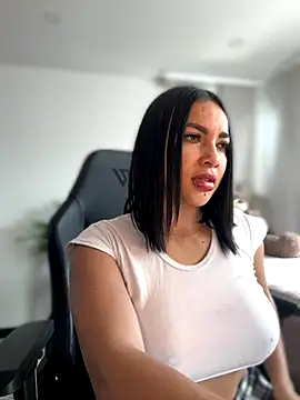 Snapshot of HannaBeckett chatting on 11.25.25 HannaBeckett online show from 11.25.25