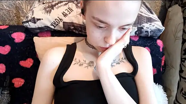 CaraDelevingnee online show from 08.04.26