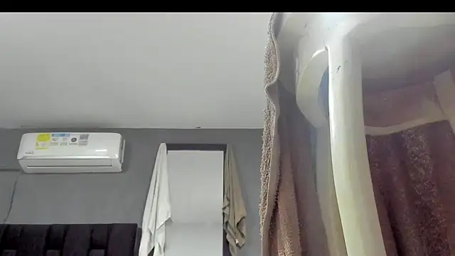 Snapshot of SandraGoldstein chatting on 10.18.25 SandraGoldstein online show from 10.18.25