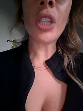 Snapshot of fammefatale1987 chatting on 11.28.25 fammefatale1987 online show from 11.28.25